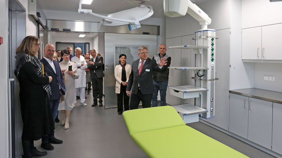 Chefarzt Reinhold Müller erläutert beim Rundgang die moderne Ausstattung des Gebäudes Chefarzt Reinhold Müller erläutert beim Rundgang die moderne Ausstattung des Gebäudes