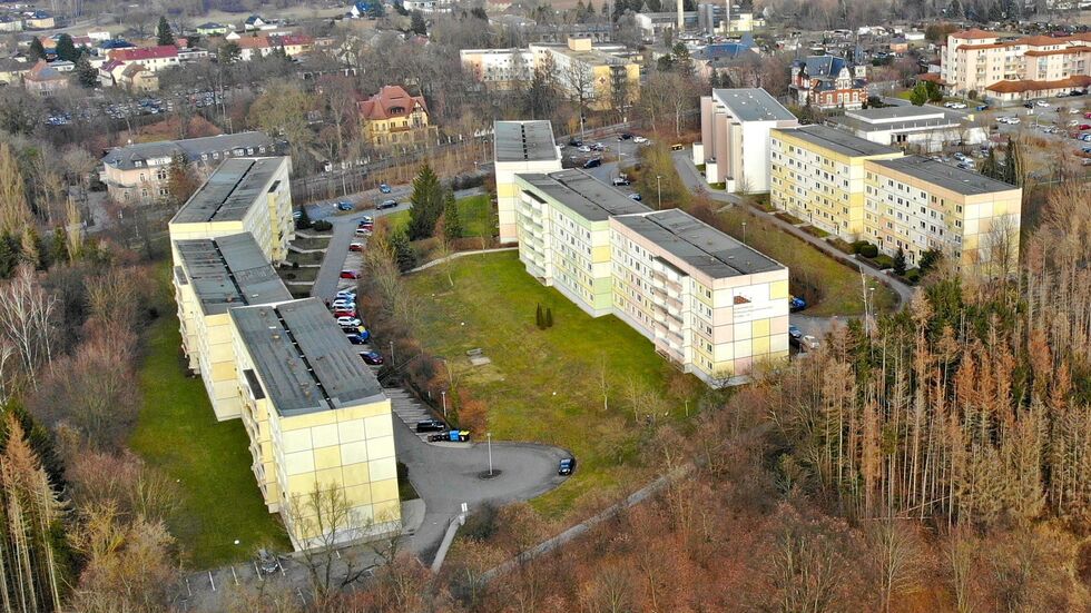 Von den neun Blöcken bleiben nur zwei in der ganz rechten Reihe stehen: der sanierte Block und das Nachbargebäude.