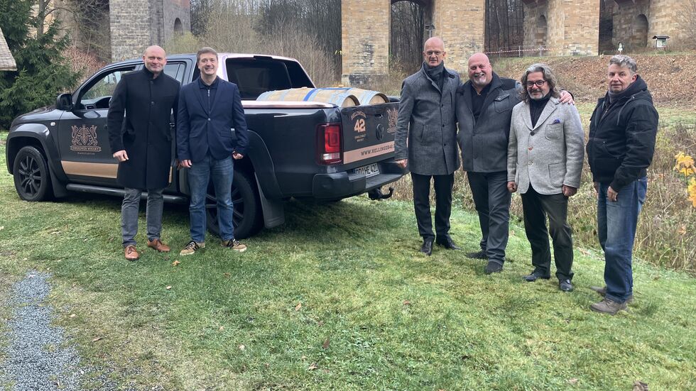 v.l.n.r.: Verleger Roland Hess, Markus Fischer (Bezirksleiter Konstruktiver Ingenieurbau der Deutschen Bahn), Bürgermeister Mike Purfürst sowie Thomas Michalski, Frank Leichsenring und Jörg Hans von der Dresdner Whisky Manufaktur v.l.n.r.: Verleger Roland Hess, Markus Fischer (Bezirksleiter Konstruktiver Ingenieurbau der Deutschen Bahn), Bürgermeister Mike Purfürst sowie Thomas Michalski, Frank Leichsenring und Jörg Hans von der Dresdner Whisky Manufaktur