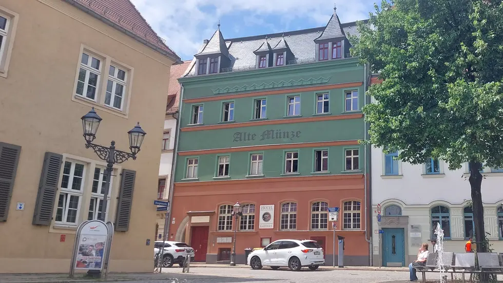 Das Gebäude fällt heute durch seine schöne grün-orangene Fassade auf. Das Gebäude fällt heute durch seine schöne grün-orangene Fassade auf.