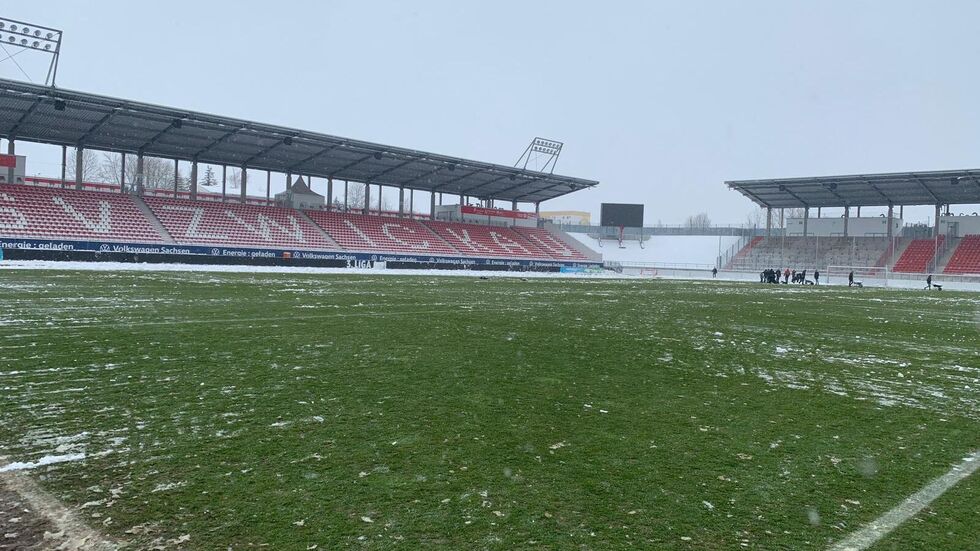 Blick aufs Spielfeld gegen 12 Uhr. 