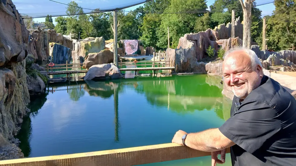 Happy: Zoo-Direktor Prof. Jörg Junhold in der neuen Leipziger Themenwelt "Feuerland".