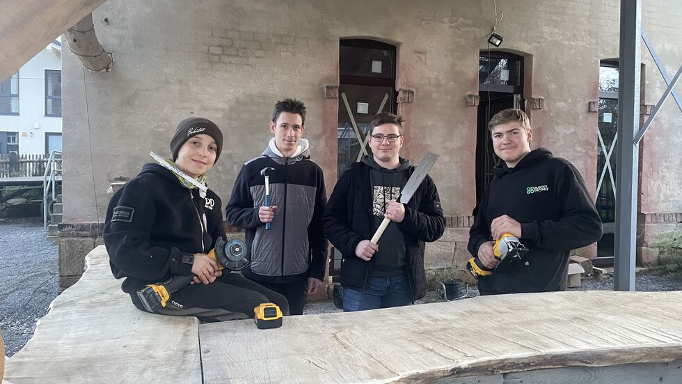 Wenzel, Lars, Jonas und Max packten am Mittwoch mit zu (v.l.n.r.) - sie befinden sich im Außenbereich der Werkstatt.
Wenzel, Lars, Jonas und Max packten am Mittwoch mit zu (v.l.n.r.) - sie befinden sich im Außenbereich der Werkstatt.