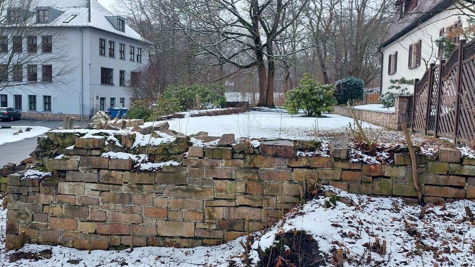 Die Terrasse zwischen Ärztehaus und Kreuzbergweg wird dieses Jahr in Ordnung gebracht.