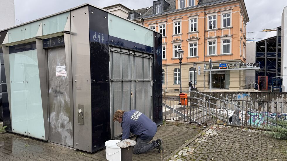 Einer der Container steht am Georgenplatz am Eingang der Fußgängerunterführung zur Bahnhofstraße. Einer der Container steht am Georgenplatz am Eingang der Fußgängerunterführung zur Bahnhofstraße.