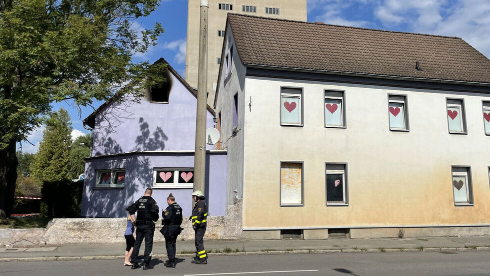 Aus dem Fenster (im Hintergund) sprang die Frau. Aus dem Fenster (im Hintergund) sprang die Frau.