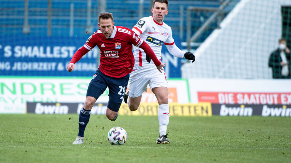 Hachings Felix Schroeter im Zweikampf mit Nils Miatke 