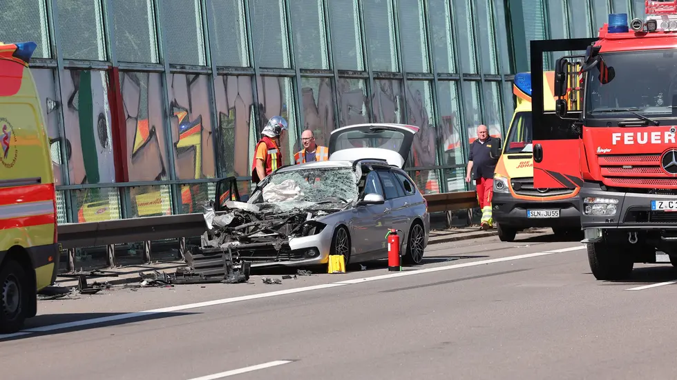 Der BMW fuhr zwischen Schmölln und Meerane auf einen Lkw auf. Der BMW fuhr zwischen Schmölln und Meerane auf einen Lkw auf.