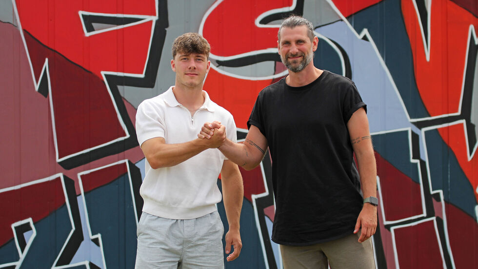 Randolf Riesen und Robin Lenk beim Handschlag im E5-Block. 