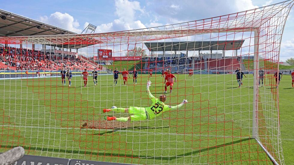Dominic Baumann trifft per Elfmeter zur 2:1 Führung - Spiel gedreht! Dominic Baumann trifft per Elfmeter zur 2:1 Führung - Spiel gedreht!