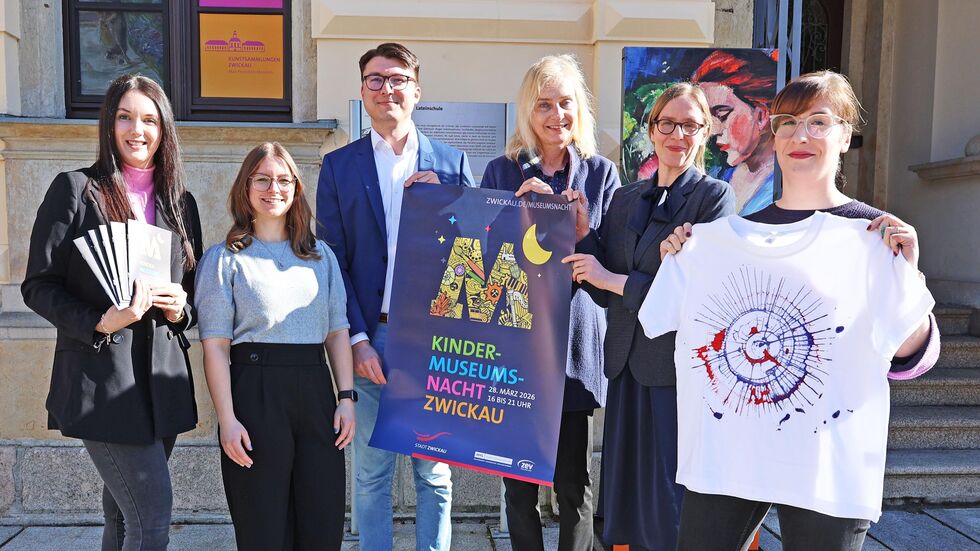 V.l.: Lisa Schreiber (Kulturamt), Sophie Beetz (Sponsor ZEV), Julius Gerisch (Sponsor KMS), Bianca Dommes (Kulturamt), Fanny Stoye (Kunstsammlungen) und Anne Krzyminiewski (Kunstsammlungen) V.l.: Lisa Schreiber (Kulturamt), Sophie Beetz (Sponsor ZEV), Julius Gerisch (Sponsor KMS), Bianca Dommes (Kulturamt), Fanny Stoye (Kunstsammlungen) und Anne Krzyminiewski (Kunstsammlungen)