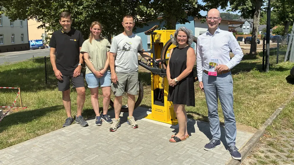 v.r.n.l.: Lars Herrmann, (Tourismusregion Zwickau), Susann Frölich (Ortsvorsteherin Silberstraße), Jens und Nadine Reymann (Pächter) Markus Löffler (ADAC) v.r.n.l.: Lars Herrmann, (Tourismusregion Zwickau), Susann Frölich (Ortsvorsteherin Silberstraße), Jens und Nadine Reymann (Pächter) Markus Löffler (ADAC)