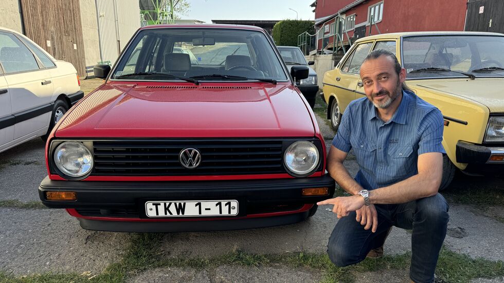 Vereinschef Danny Schwalbe präsentiert stolz den roten Golf 2 von Kati Witt mit Originalkennzeichen.