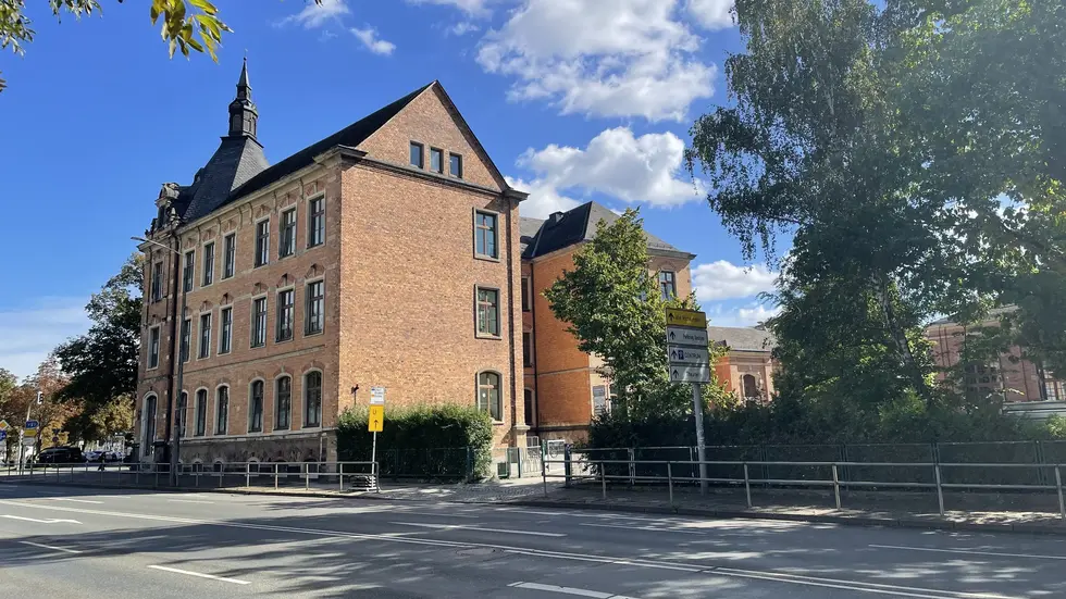Dieser Anblick der Humboldtschule bleibt unverändert - der Westflügel wird in den nächsten Jahren nicht wiederaufgebaut oder durch einen modernen Bau ersetzt. Dieser Anblick der Humboldtschule bleibt unverändert - der Westflügel wird in den nächsten Jahren nicht wiederaufgebaut oder durch einen modernen Bau ersetzt.