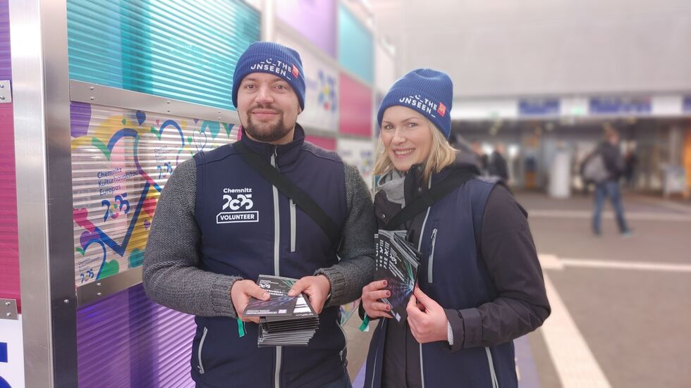 Julia Werner und Robert Simolka sind das Empfangs-Duo der Kulturhauptstadt, verteilen im Hauptbahnhof Flyer und begrüßen die Gäste. Julia Werner und Robert Simolka sind das Empfangs-Duo der Kulturhauptstadt, verteilen im Hauptbahnhof Flyer und begrüßen die Gäste.