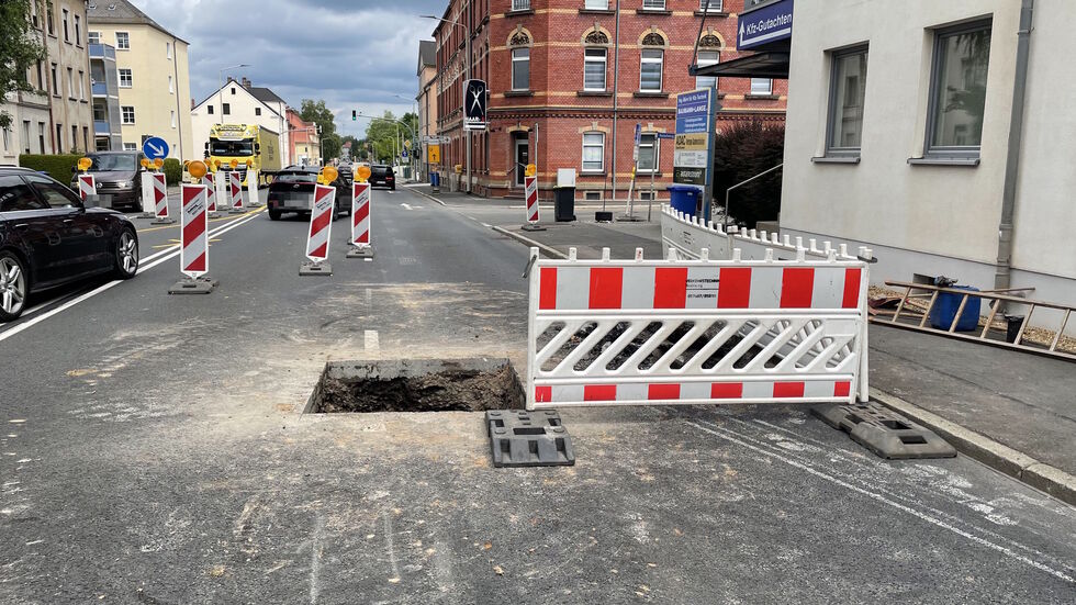 Am Montag pickerte eine Zwickauer Firma die neue Fahrbahndecke auf und legte die Wasserleitung frei. Am Montag pickerte eine Zwickauer Firma die neue Fahrbahndecke auf und legte die Wasserleitung frei.