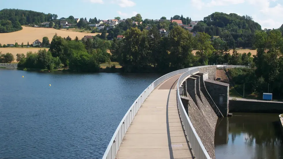 Staumauer der Talsperre Pirk
