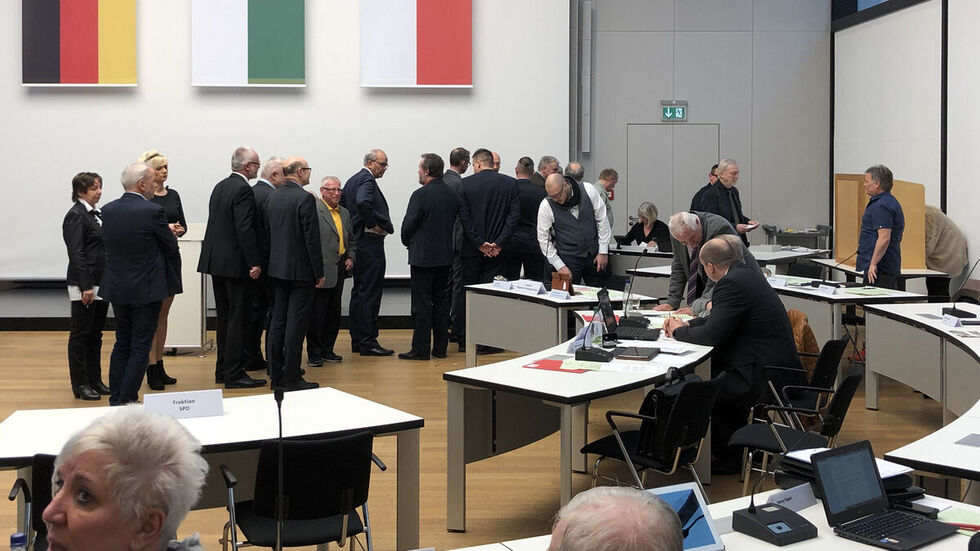 Schlange stehen an der Wahlurne. © Redaktion Schlange stehen an der Wahlurne. © Redaktion