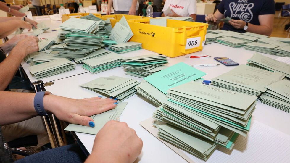 Bis spät in die Nacht wurden die Stimmen ausgezählt. © Ralph Köhler/propicture