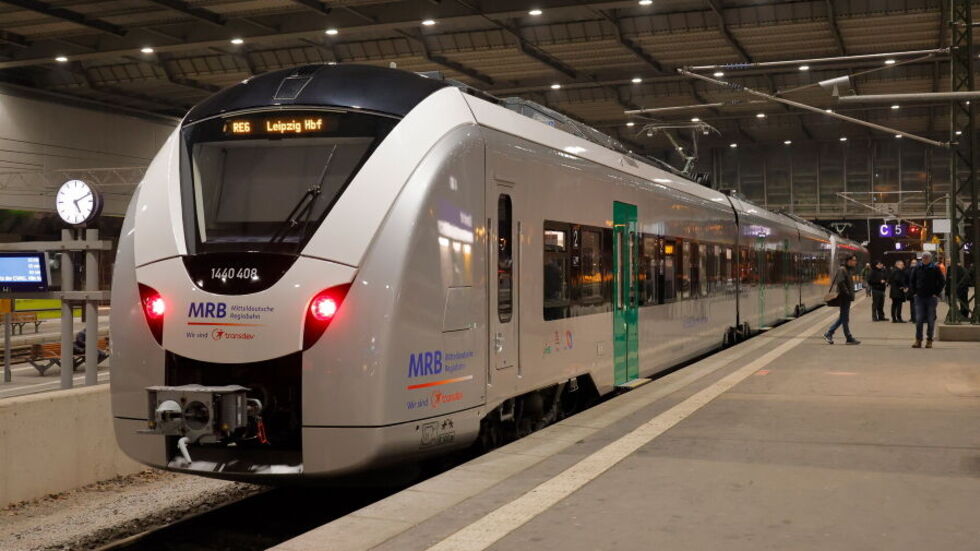 Die Zugverbindung zwischen Leipzig und Chemnitz ist seit Samstag wegen einem Böller-Anschlag auf die Deutsche Bahn gestört. Hier einer der Akku-Züge, die aktuell auf der Strecke eingesetzt werden.
