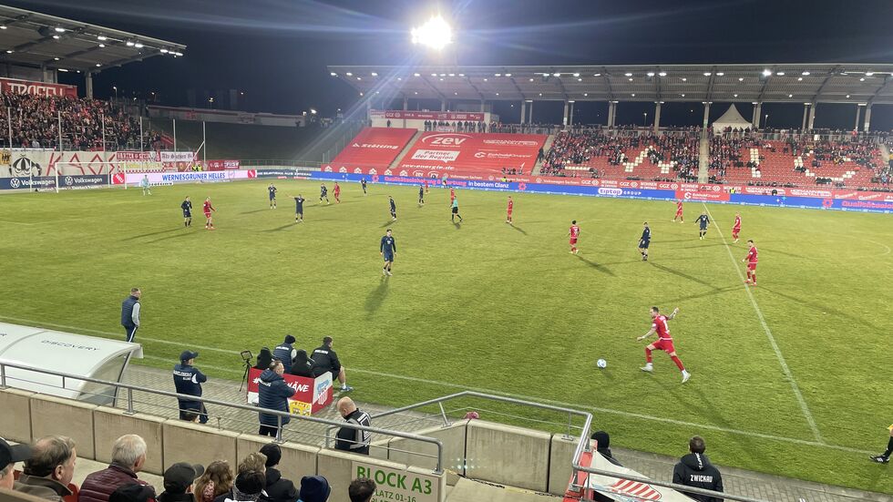 Genau 3.713 Zuschauer kamen am Dienstag zum Flutlichtspiel in die GGZ-Arena Genau 3.713 Zuschauer kamen am Dienstag zum Flutlichtspiel in die GGZ-Arena