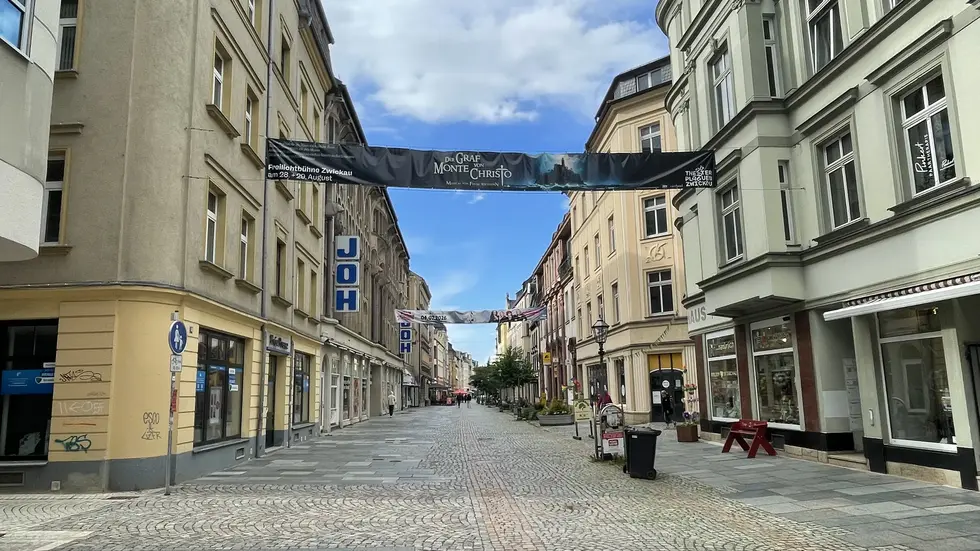 Hauptstraße am Donnerstagnachmittag Hauptstraße am Donnerstagnachmittag