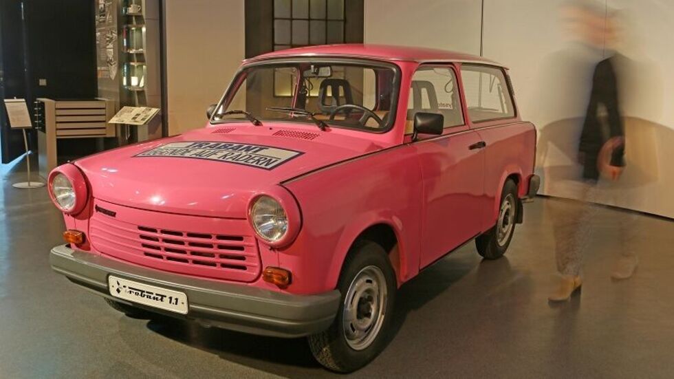 Dieser pinkfarbene Trabi 1.1 Kombi war der letzte, der gebaut wurde. Heute steht er im August-Horch-Museum. Dieser pinkfarbene Trabi 1.1 Kombi war der letzte, der gebaut wurde. Heute steht er im August-Horch-Museum.