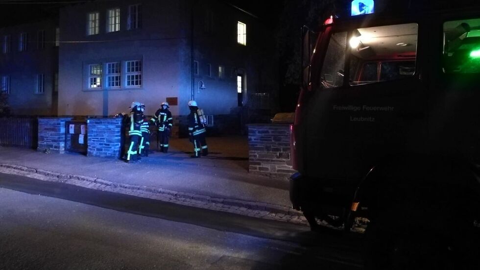 Früh gegen 4 Uhr rückten die Kameraden der Feuerwehren Werdau, Leubnitz und Steinpleis bei der Kita an. © Feuerwehr Werdau Früh gegen 4 Uhr rückten die Kameraden der Feuerwehren Werdau, Leubnitz und Steinpleis bei der Kita an. © Feuerwehr Werdau