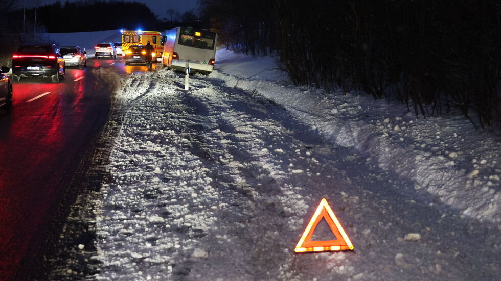 Der Bus war während einer Schneewehe in den Graben gerutshct.