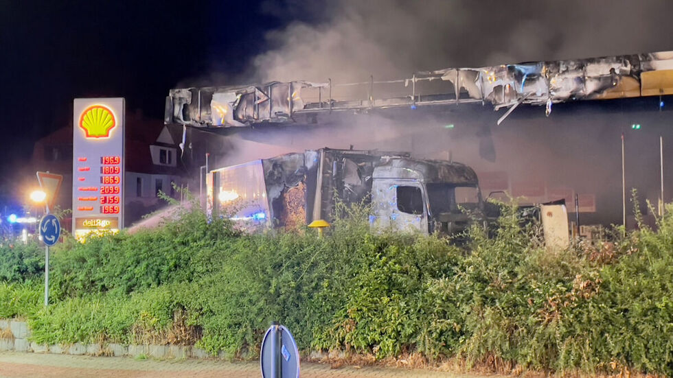 Das LKW-Führerhaus brannte komplett aus, die Tankstelle wurde erheblich beschädigt. Das LKW-Führerhaus brannte komplett aus, die Tankstelle wurde erheblich beschädigt.