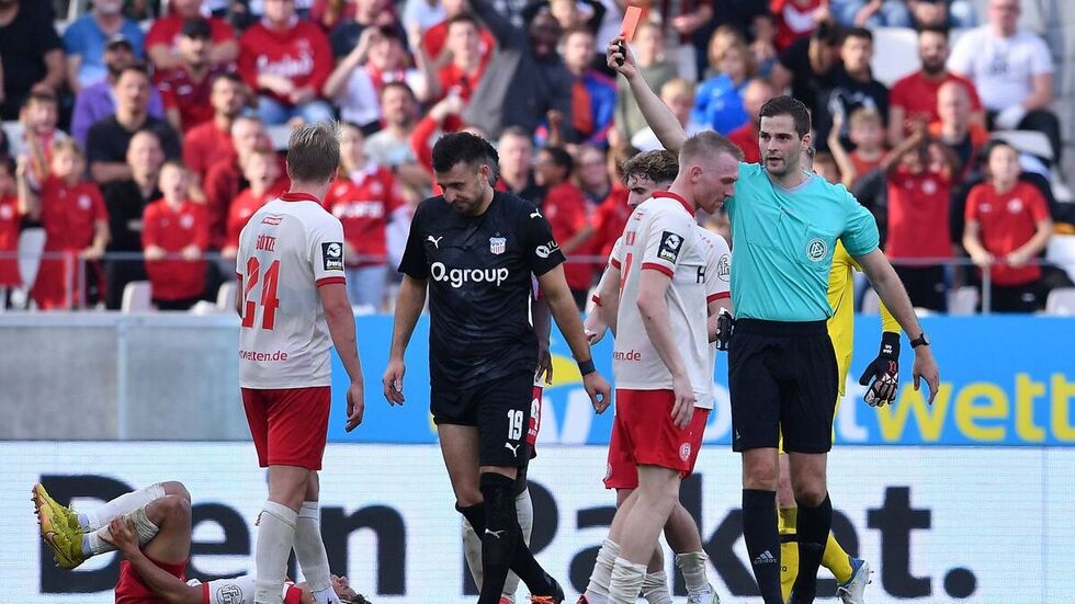 Hier sieht Frick die rote Karte von Schiri Burda. Hier sieht Frick die rote Karte von Schiri Burda.
