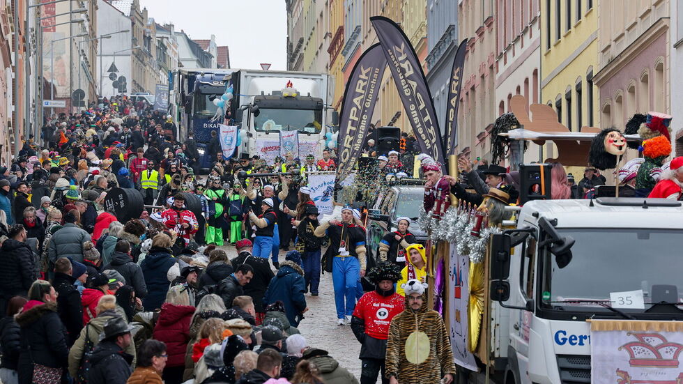 Tim Lutz (im Eispiraten-Trikot) schreibt fleißig Autogramme. Tim Lutz (im Eispiraten-Trikot) schreibt fleißig Autogramme.