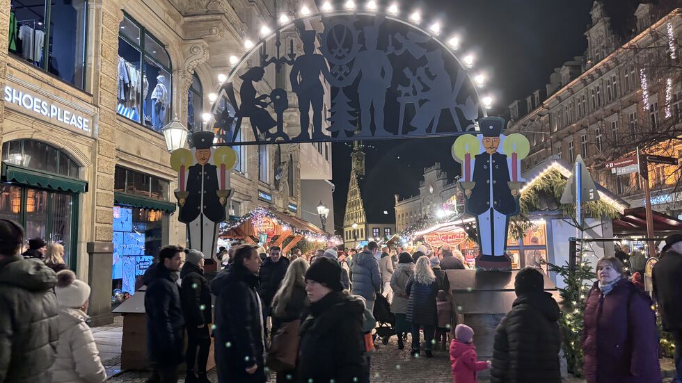 Zwischen Weihnachtsmarktbuden und Geschäfften herrschte am Sonntagabend reges Treiben. Zwischen Weihnachtsmarktbuden und Geschäfften herrschte am Sonntagabend reges Treiben.