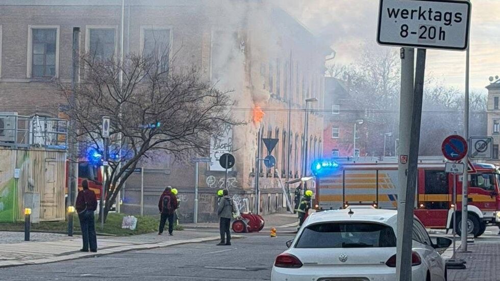 Die Feuerwehr ist im Einsatz. Die Feuerwehr ist im Einsatz.