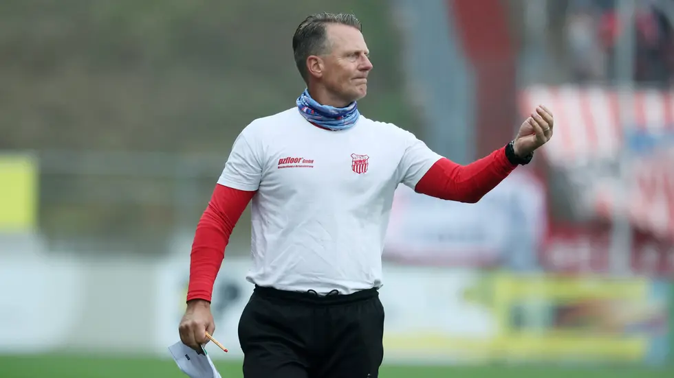 Trainer Rico Schmitt an der Seitenlinie - hier beim Heimspiel gegen Greifswald. Trainer Rico Schmitt an der Seitenlinie - hier beim Heimspiel gegen Greifswald.