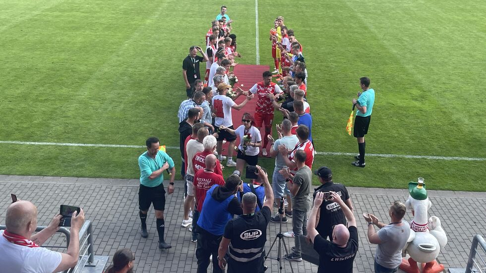 Davy Frick verlässt das Spielfeld - zum letzten Mal. Es flossen Tränen. 