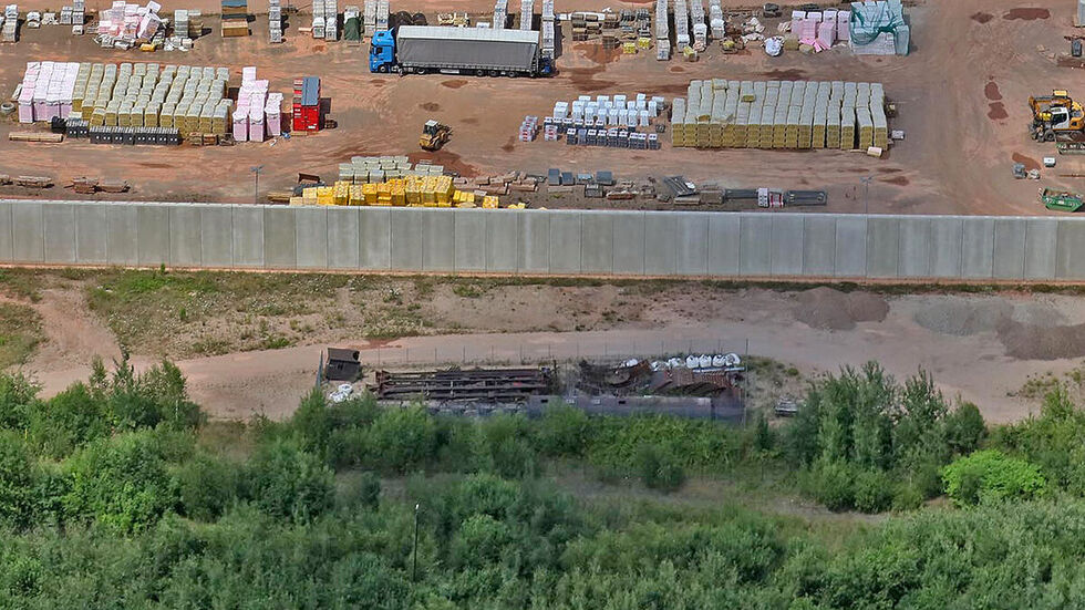 Die Einzelteile des Wasserturms liegen neben der JVA-Mauer.