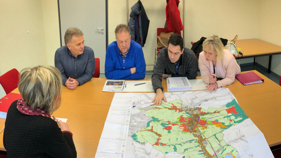 Lutz Reinhold (li.) und seine Mitstreiter bringen ihre Einwände vor. © Redaktion