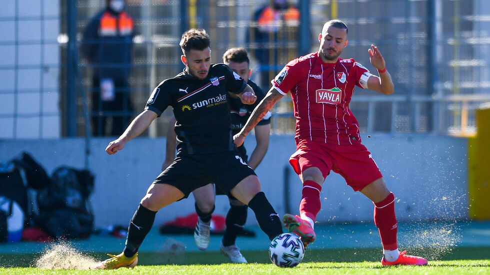 Can Coskun im Zweikampf mit Türkgücü Münchens Sercan Sararer