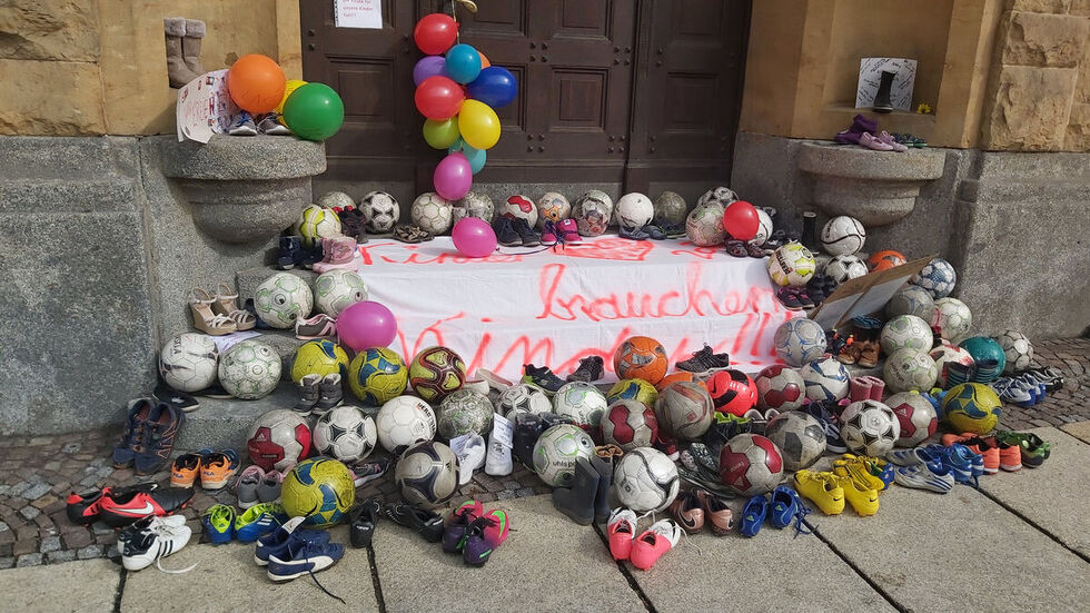Vor dem Werdauer Rathaus wurden ausgediente Fußballschuhe und Bälle abgelegt. Vor dem Werdauer Rathaus wurden ausgediente Fußballschuhe und Bälle abgelegt.