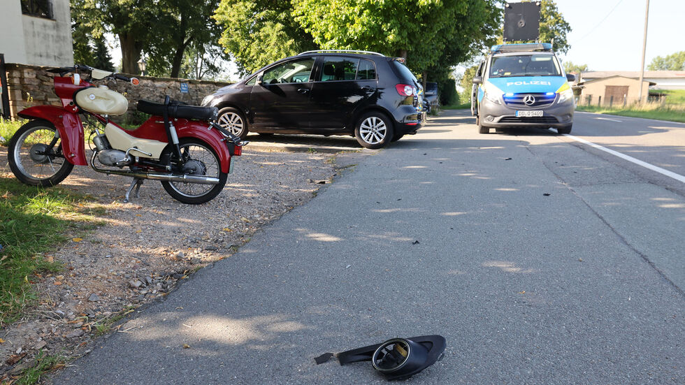 Das Moped (links im Bild) wurde bei dem Unfall stark beschädigt.