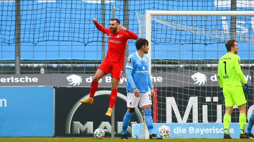 Morris Schröter jubelt nach seinem Tor zum 1:0 Sieg