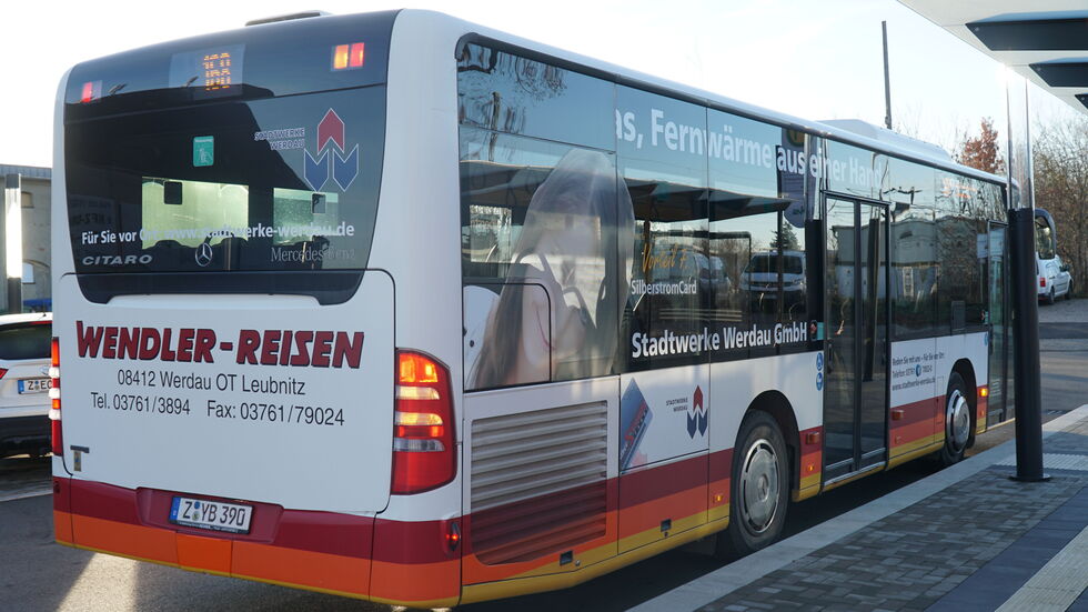 Der Stadtbus fährt wieder über den Bahnhof.