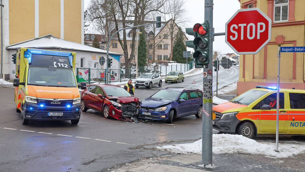 Offenbar missachtete der VW-Fahrer beim Linksabbiegen die Vorfahrt des entgegenkommenden Ford.