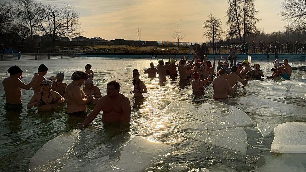 60 Mutige haben sich zum Anbaden ins eiskalte Wasser im Crossener Freibad gewagt.