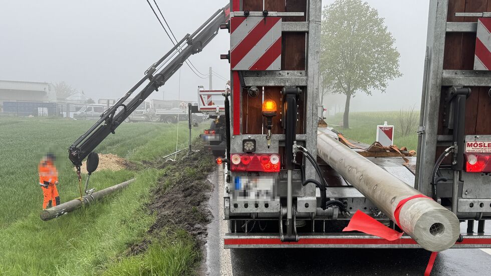Hier wird der rasierte Mast aufgeladen und abtransportiert. Hier wird der rasierte Mast aufgeladen und abtransportiert.