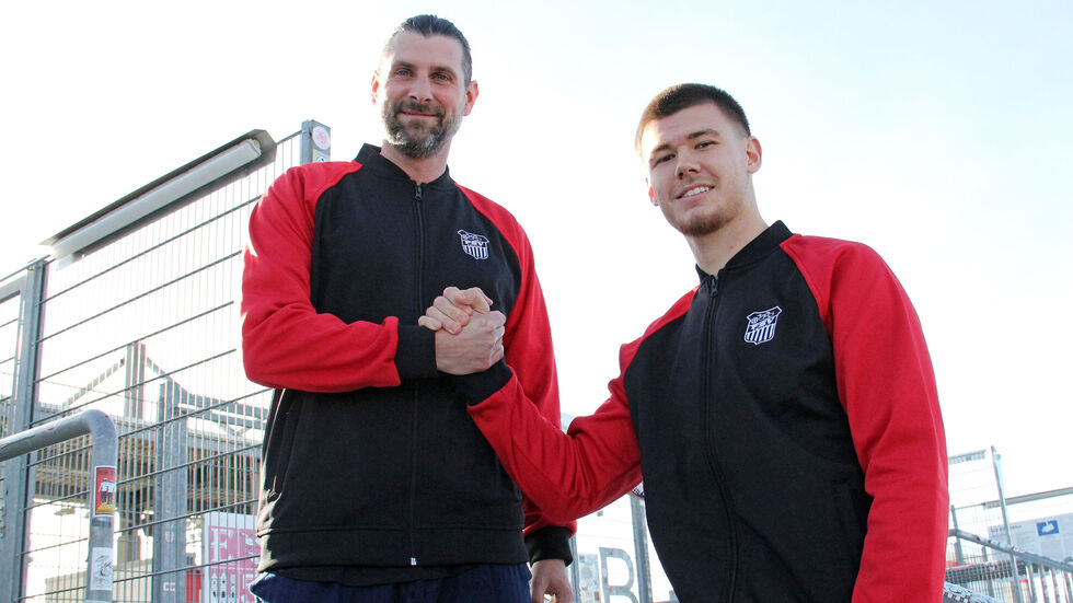 Sportdirektor Robin Lenk und Sonny Ziemer beim Handschlag. 