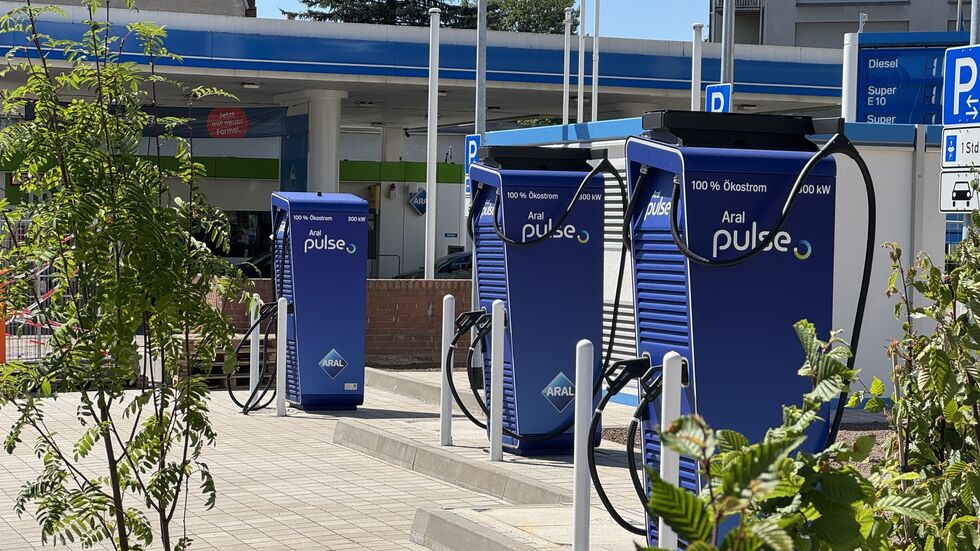 Tanke an der Marienthaler Straße - neben den Zapfsäulen gibt es jetzt auch drei Ladesäulen Tanke an der Marienthaler Straße - neben den Zapfsäulen gibt es jetzt auch drei Ladesäulen