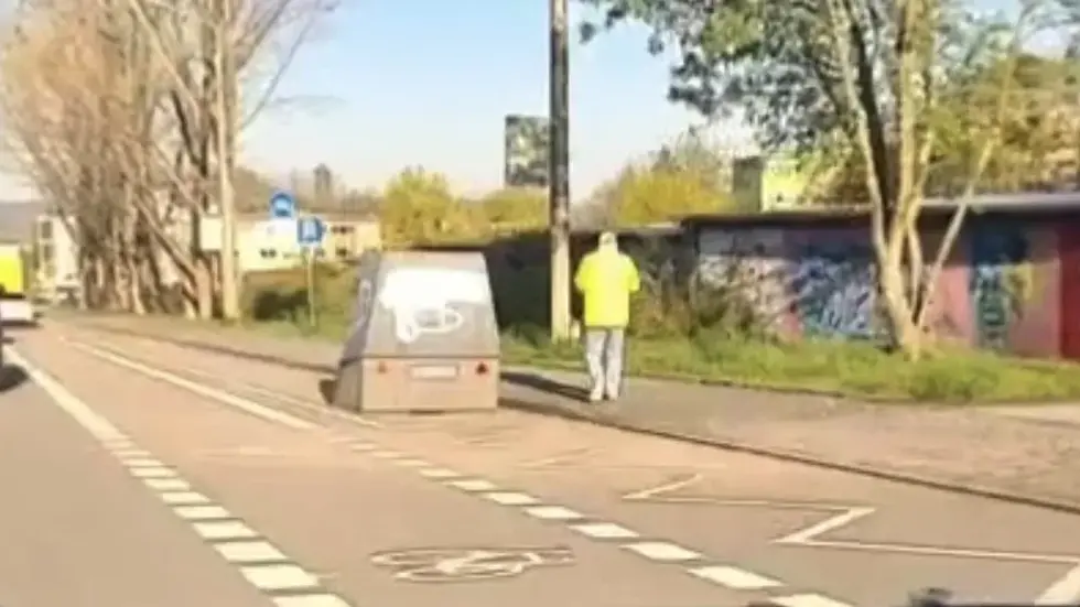 Ein Blitzeranhänger dieser Bauart wurde in Lichtenstein beschädigt Ein Blitzeranhänger dieser Bauart wurde in Lichtenstein beschädigt
