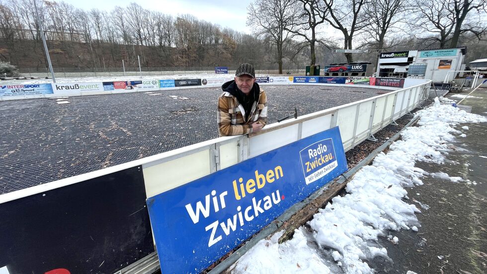 Das Eineisen beginnt, sobald es kalt genug ist, und dauert etwa eine Woche, sagt Elfried Börner (Diakonie). Ziel ist es, dass noch vor Weihnachten auf dem Gelände des früheren Erlenbades Schlittschuh gelaufen wird. 